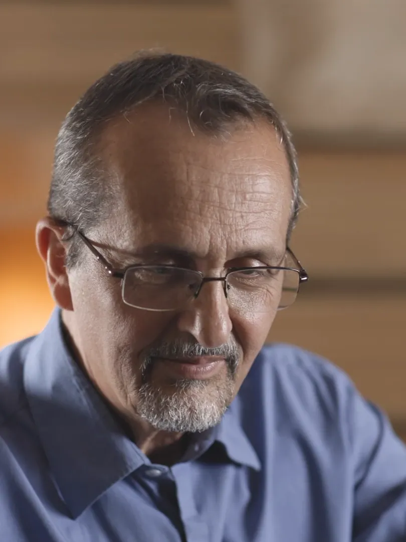 Ritratto di Giuliano Stracci, in camicia azzurra e occhiali