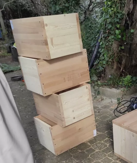 Le arnie di legno costruite da Giovanni, accatastate in cortile